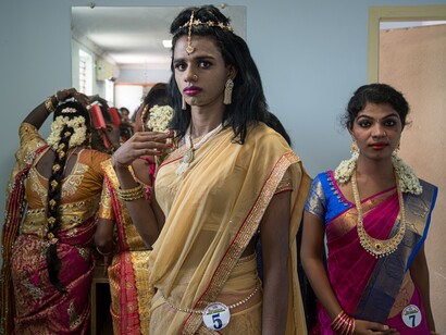Carlo Bevilacqua, Aravani. Delle Aravani nel backstage del concorso di bellezza Miss Koovagam a Villupuram, dedicato a loro, che si svolge durante le celebrazioni in onore di Lord Aravan nel vicino villaggio di Koovagam
