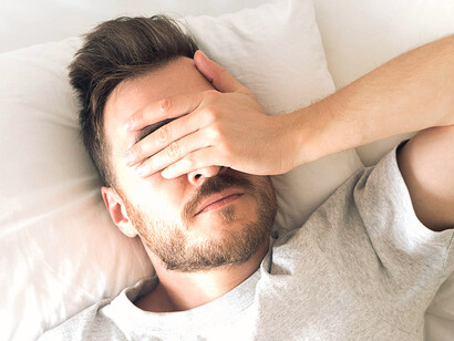 El SPI empeora cuando hay una privación de sueño y con frecuencia las molestias se solapan al coincidir con otras enfermedades que producen dolor como las neuropatías