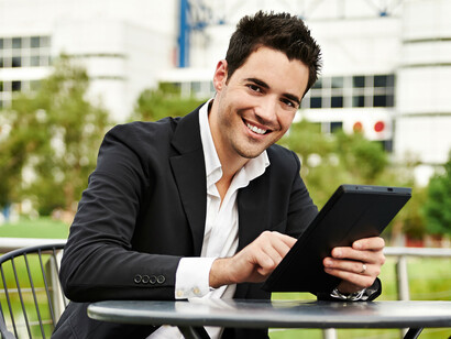 Un joven ejecutivo trabajando desde su tableta