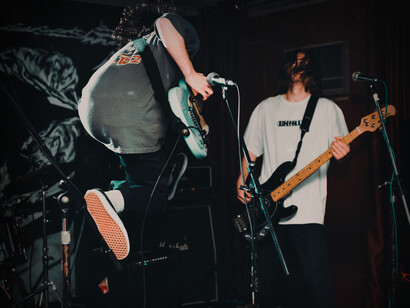 El punk en la moda: todos recordamos el furor por las remeras de Ramones, cuando su logo pasó a ser incluso más conocido a nivel global que su música