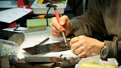 Reflita sobre direito do trabalho a partir de uma leitura sociológica e filosófica da relação entre trabalhador e empregador na sociedade atual