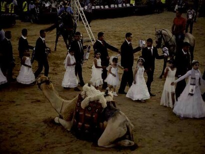 Las niñas de esta imagen no son las novias, sino las hijas de las novias convertidas en damas de honor