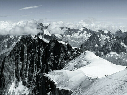 Secours en montagne. Ces régions sont donc depuis longtemps habitées par un esprit de solidarité et d'entraide nécessaire à la vie et aux dangers inhérents à la montagne