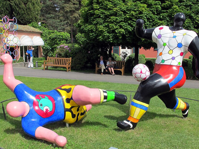 Les footballers par Niki de Saint Phalle, au Musée Olympique de Lausanne, Suisse