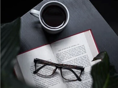 Esperando para continuar la lectura después de un café. Libro que es pasaje para viajar por todo el mundo