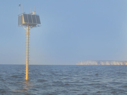 Osservatorio. La boa oceanica situata a circa 3,3 miglia a sud ovest di Lampedusa, Italia (nello sfondo)
