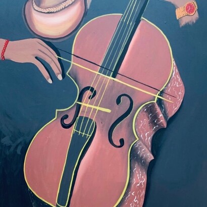 Melodies of the Unseen" ritrae un invisibile musicista con una chitarra, raffigurato in una composizione a tecnica mista su tela. L'opera cattura l'essenza della musica e della creatività, sottolineando la presenza invisibile ma profondamente sentita del musicista. Dettaglio. Foto e opera di Greg Caulley