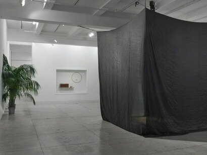 Marcel Broodthaers and James Lee Byars. Courtesy of Marian Goodman Gallery