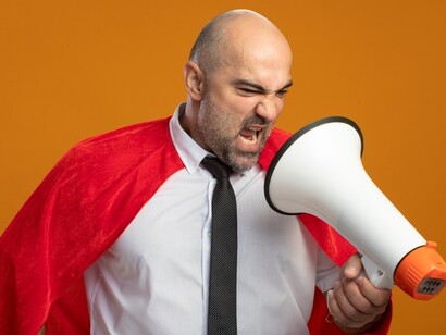 Con l'ironia come arma, la satira politica sfida il potere e stimola il pensiero critico nella società