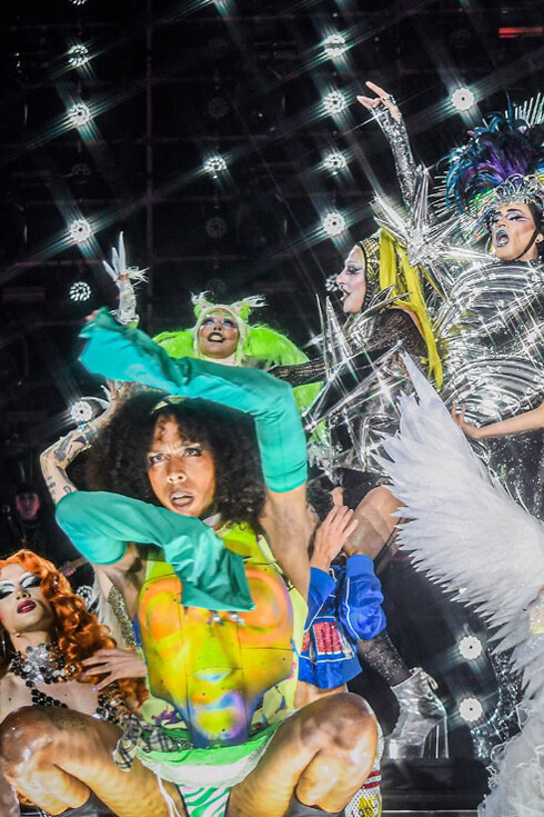 En sus recitales, Lali incorpora drag queens, cuerpos diversos y discursos que reivindican la libertad de ser sin etiquetas