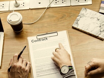 Firmando el contrato