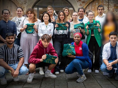 Fondazione Marcello Gori i ragazzi  diplomati e, con i grembiuli, i nuovi borsisti