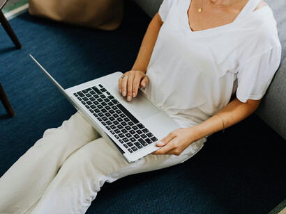 Usuaria en una sesión de terapia virtual. La percepción de ser “tratado” por una máquina puede aumentar los sentimientos de deshumanización y confianza en lo humano