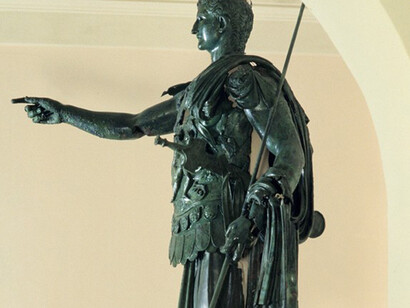 Germanicus Iulius Caesar nella classica posizione dell’adlocutio
