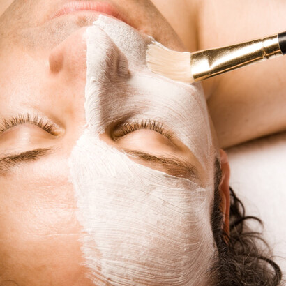 Violencia estética. Una mujer se somete a un tratamiento de belleza