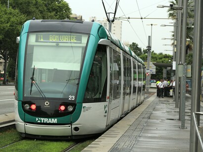 Trambaix, una nueva y moderna implantación del tranvía en la zona oeste de Barcelona, desde la distinguida plaza Francesc Macià
