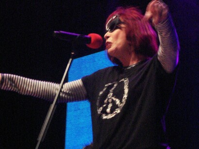 Rita Lee em show no Rio de Janeiro, 2009. Com leveza e ironia, Rita Lee questiona o pensamento tradicional, transformando o estigma de ser considerada a “ovelha negra” em símbolo de autonomia, resistência e afirmação de identidade. O termo “ovelha negra”, amplamente usado até hoje para se referir àquele que não se enquadra nos valores impostos pelo microssistema familiar, reforça a condição de marginalidade atribuída à personagem. Ainda que o debate sobre as possíveis conotações racistas da expressão deva ser considerado, o foco aqui recai sobre a subversão simbólica operada pela artista, que ressignifica o termo e o inscreve como emblema de liberdade individual