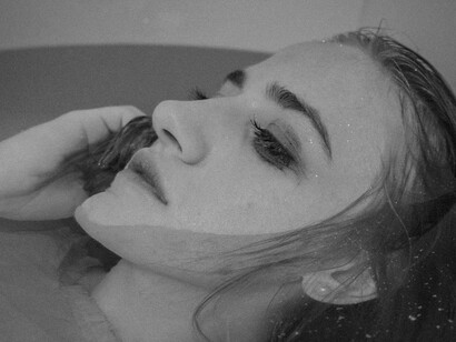 Uma mulher imersa na banheira, mergulhada em pensamentos e silêncio. A autonomia emocional começa quando aprendemos a escutar a nossa própria voz