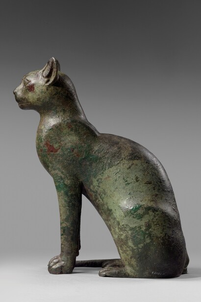 Estatua de gata sentada. Felis sylvestris catus. Aleación de cobre, fundición en hueco. Baja Época. 664-332 a.C. © Musée du Louvre, Hervé Lewandowski