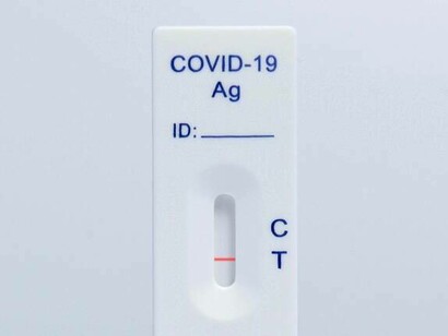 Eine Nahaufnahme eines schnellen Covid-Antigentests
