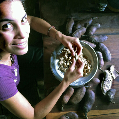 Karen preparando la harina del fruto del algarrobo ('Hymenaea courbaril') o 'jatobá', de gran contenido proteico con la que preparó unas maravillosas galletas para los asistentes
