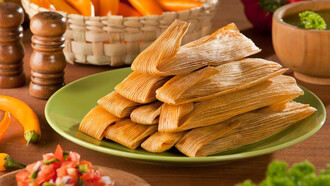 Tamales, alimento de origen precolombino, preparado generalmente a base de masa de maíz rellena de carnes, vegetales, salsas y otros ingredientes