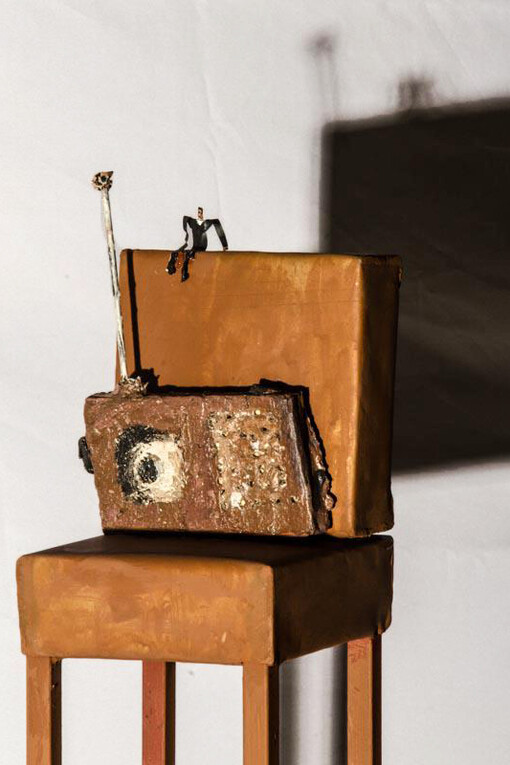 Con cada obra, Iturria construye pequeños mundos íntimos donde lo lúdico y lo simbólico se entrelazan con naturalidad