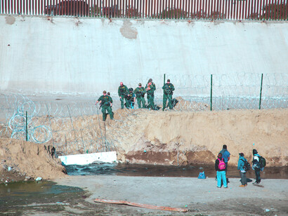 Una pequeña familia de migrantes se encuentran con autoridades militares en Honduras