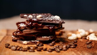 Barrette di cioccolato miste una sopra all'altra: "...Mr. Chang è golosissimo di cioccolata. Lo è sempre stato, fin da piccolo..."