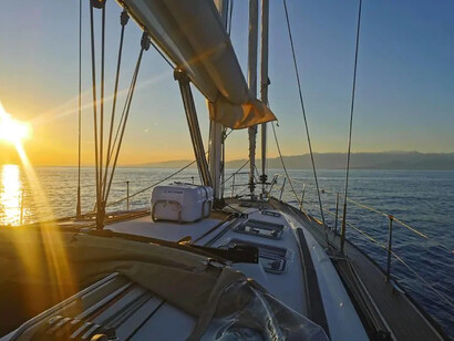 Traversée en voilier de la Corse à la France. Les 18 heures de ce périple furent riches en émotions et constituent de ce fait un souvenir impérissable © Sailcoop