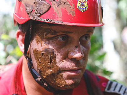 Bombeiro com lama no rosto após brigada para socorrer vítimas do rompimento de uma barragem na cidade de Brumadinho, Minas Gerais, Brasil