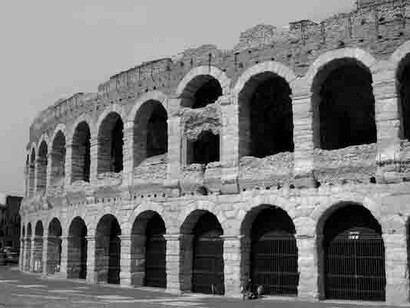 La Verona di Dante è un documentario realizzato per le vie della città scaligera diretto da Fabrizio Arcuri 