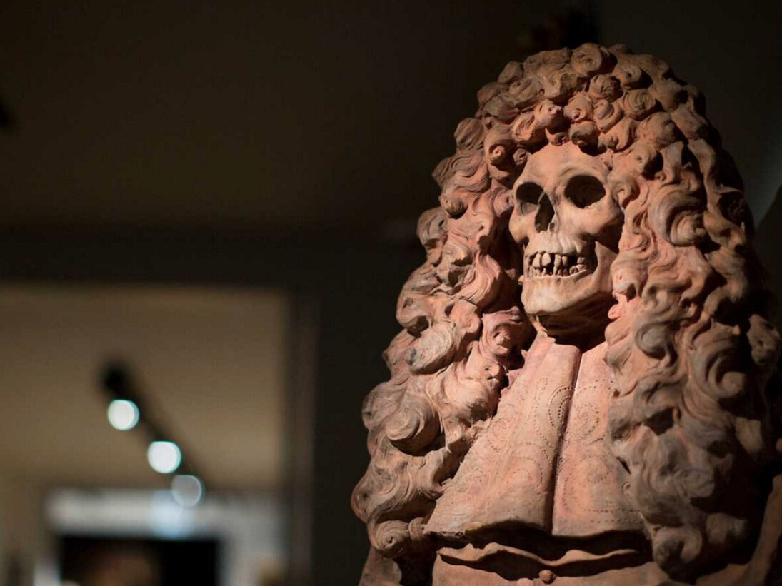 Anonymous, Vanitas wig in bust. Exhibition view at Colnaghi