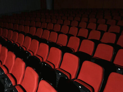 Salí del cine, sin embargo, con la impresión de que nada más lejos. "Pídeme lo que quieras" insiste en tomarse en serio a sí misma hasta el final, y por el camino no solo se convierte en una oda a las relaciones tóxicas