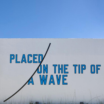 Lawrence Weiner, Placed on the tip of a wave, 2009 © Lawrence Weiner, Courtesy Regen Projects