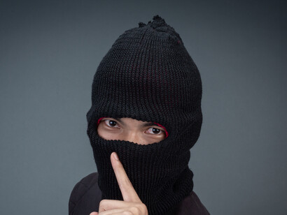 El efectivo, las redes de lavado de dinero y las organizaciones benéficas falsas siguen siendo métodos mucho más prevalentes para el financiamiento terrorista