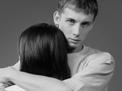 Navegamos à bolina em aparente fragilidade, sobretudo na pertença, no sentido, na falta de espaço da ficção em contínuo em que se tornou a nossa vida. Em cada frase o teu nome, em cada gesto o teu sorriso, guarda um pouco dessa trama para manter a ideia de ti, excesso de zelo e caligrafia com que afasto as sombras