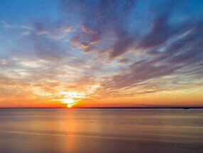 Mar en calma al atardecer