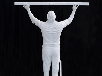 Jan Fabre, The man who measures his own planet (dettaglio), 2024. Per gentile concessione di 21Gallery