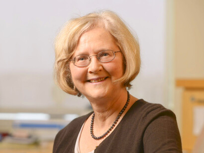 Elizabeth Blackburn, actualmente profesora del departamento de Bioquímica y Biofísica y jefa del Laboratorio Blackburn que es líder mundial en la manipulación de la actividad de la telomerasa en las células
