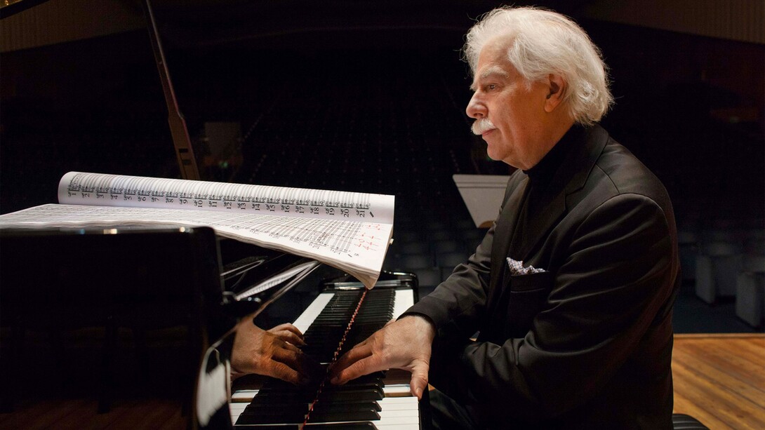 Daniele Lombardi al pianoforte, per gentile concessione del Lombardi’s archives
