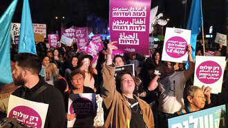 Más de 2.000 personas se han manifestado, el 18 de enero 2024 en Tel Aviv, para pedir el fin de la guerra el mismo día en que el presidente israelí, Isaac Herzog, aseguraba en Davos (Suiza) que “ningún israelí en su sano juicio está dispuesto ahora a pensar en un acuerdo de paz con los palestinos" y que el primer ministro, Benjamín Netanyahu, auguraba “muchos meses” de combates hasta “lograr la victoria” en Gaza....