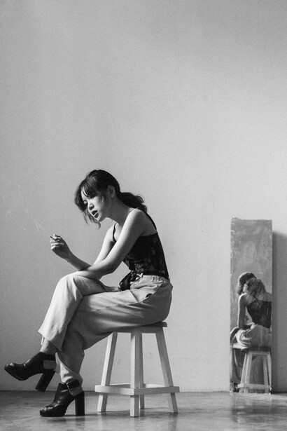 Consumía horas mientras se le gastaban los días. Se miraba por el reflejo que contribuía a espejarle el vidrio limpio de la corrediza