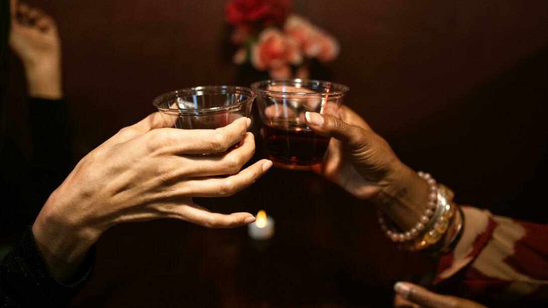 Brinde. No mundo, a vida insere os usos, os significados, os valores, os conhecimentos típicos da cultura de pertença e a linguagem. Assim, a Fenomenologia trata de uma estrutura face a face, entendendo que as acções sociais têm um significado contextualizado, de configuração social e não puramente individual 