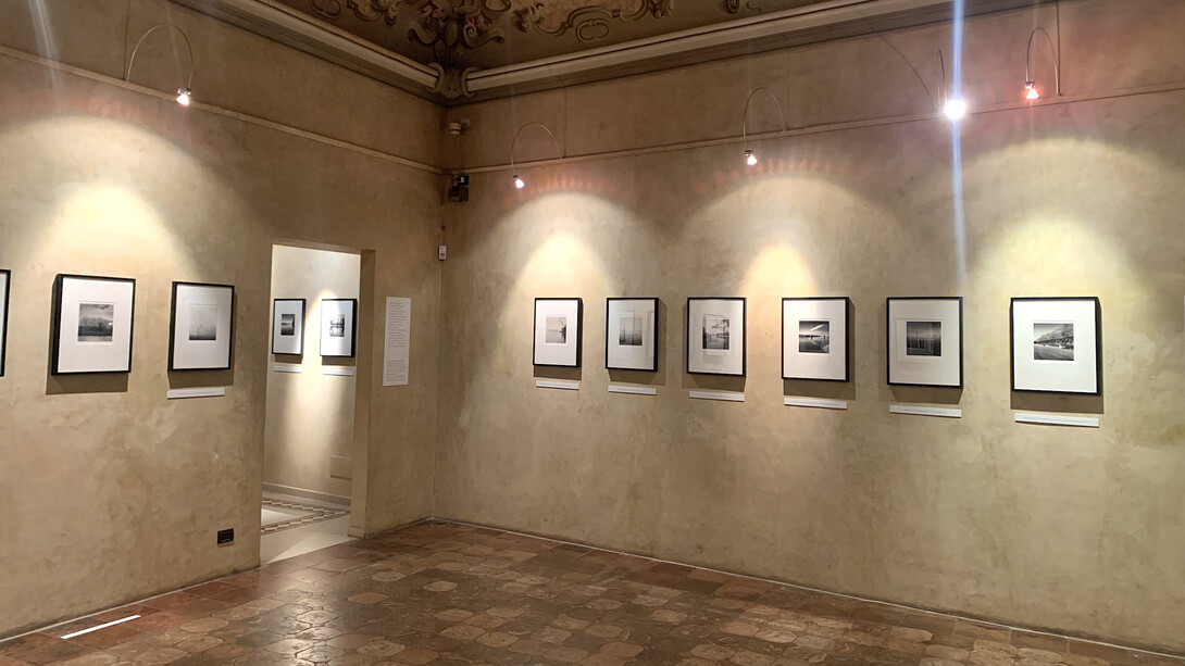 Michael Kenna, Il fiume Po, vista dell’esposizione. Cortesia di Palazzo Pigorini