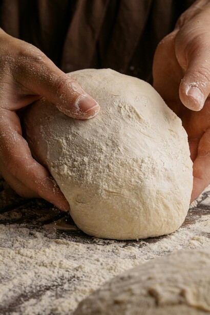 Condita con pomodorini freschi, olio extravergine di oliva e una spolverata di origano, la focaccia pugliese racchiude i sapori autentici del Mediterraneo  
