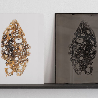 Charlotte Charbonnel, Série de lames, tirage couleur et au collodion humide d’une lame mince d’un échantillon de pouzzolane partiellement fondue, 2021. Crédit photo : Vincent Blesbois