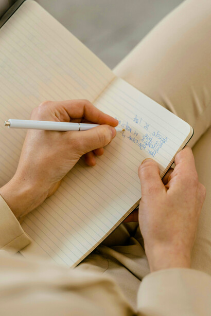 El escritor brújula sigue su instinto, permitiendo que la trama y los personajes evolucionen de manera natural, lo que favorece la creatividad y las sorpresas narrativas