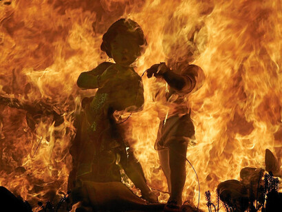 Fallas. El fuego destruye los ninots. Valencia