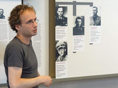 Gerd Kuehling, guida che insegna agli studenti a Villa Marlier, dove si tenne la Conferenza di Wannsee del 1942, Wannsee, Berlino, Germania